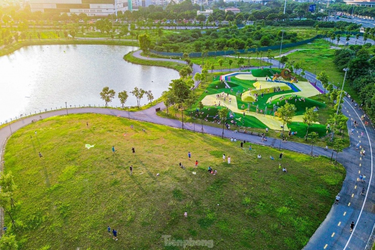 Chỉ với 5% mật độ xây dựng tạo nên không gian vui chơi, vận động thể dục thể thao và nhiều dịch vụ giải trí khác. Phần lớn diện tích còn lại dành cho cây xanh cùng hồ nước lớn có diện tích khoảng 25.000m2.