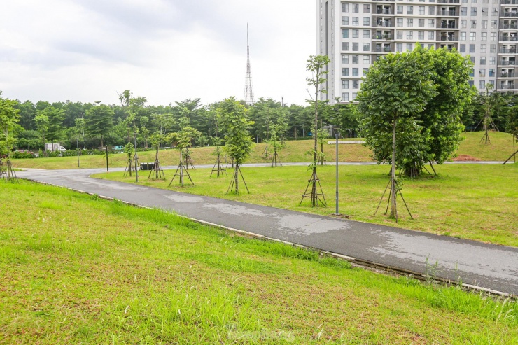 Theo ghi nhận của PV, hầu hết các hạng mục đều được hoàn thiện, xung quanh đều được bao phủ màu xanh của cây cỏ.