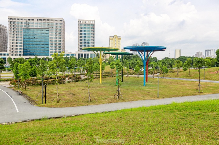 Công viên nằm vị trí đắc địa ngay trục đường Lê Quang Đạo, đại lộ Thăng Long, gần SVĐ Mỹ Đình, Trung tâm Hội nghị Quốc gia...