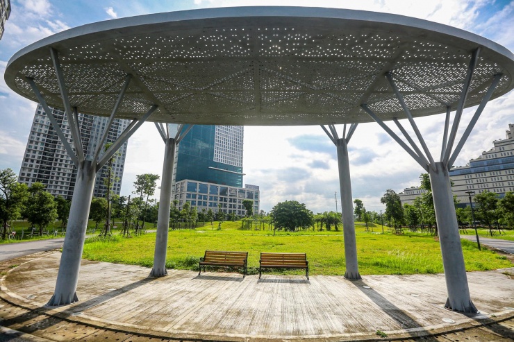 Hệ thống ghế ngồi, mái che, cảnh quan hiện đại.