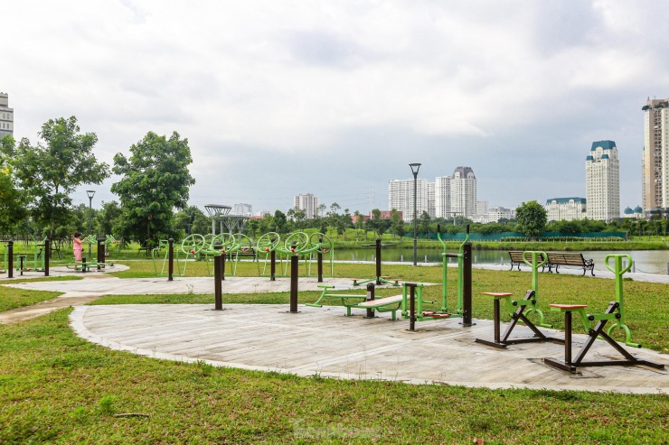 Hệ thống máy tập ngoài trời được bố trí quanh công viên.