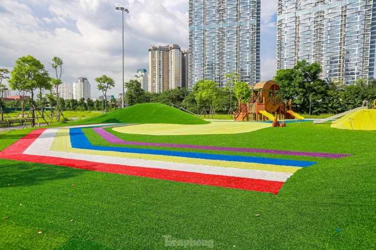 Khu vui chơi dành cho trẻ em rộng 2.750m2 được thiết kế nhiều màu sắc bắt mắt.