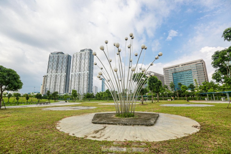 Hệ thống đèn hiện đại, bắt mắt được bố trí quanh công viên.