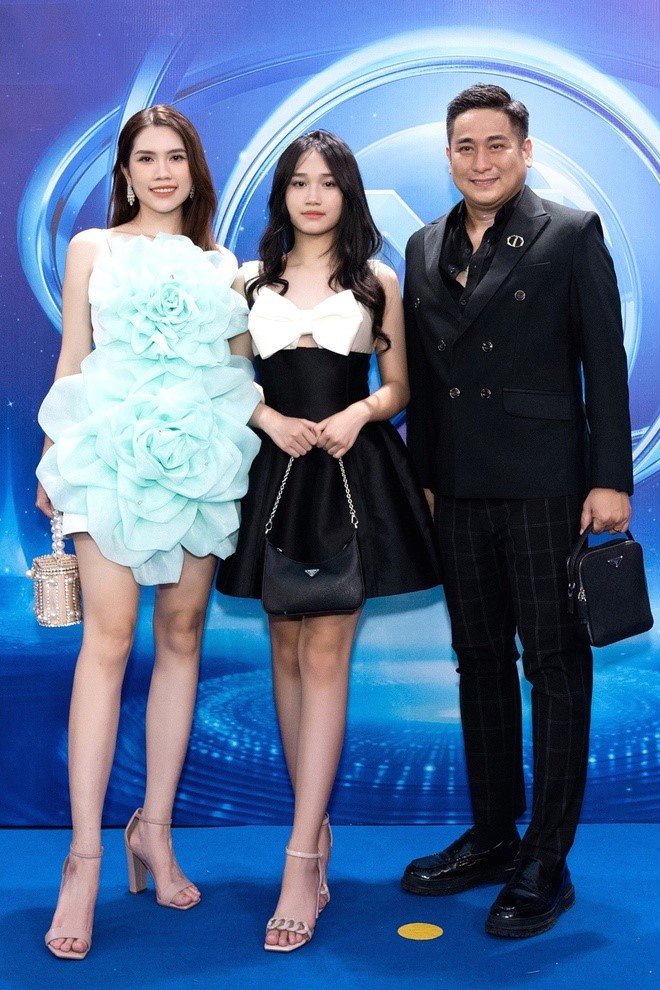 Minh Tiệp sánh đôi cùng bà xã và con gái tại sự kiện. Được biết, con gái của Minh Tiệp tên Minh Thùy (tên thân mật là Cún), năm nay 13 tuổi và cao 1,64m.