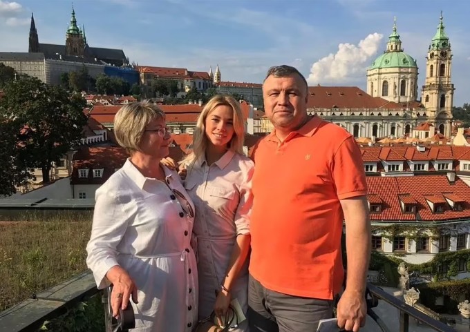 Yulia Vlasova chụp ảnh cùng bố mẹ. Mẹ cô - bà Galina, 60 tuổi, sống tại Nga - hiện từ chối bình luận về mối quan hệ của con gái với tài tử Johnny Depp. 'Tốt hơn là chúng tôi nên nói chuyện với con gái về vấn đề này. Tôi không biết gì cả, mọi câu hỏi nên dành cho con bé', bà Galina trả lời một tờ báo.