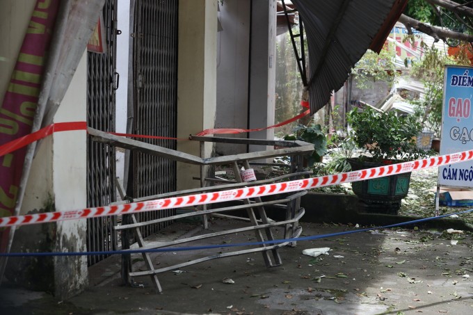 Các cấu kiện của ngôi nhà văng xa vài chục mét. Ảnh: Gia Chính