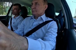 Thế giới - Video ông Putin tự lái xe ô tô, không mặc áo chống đạn trước mối đe dọa ám sát từ Ukraine