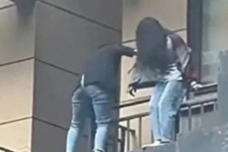 Giáo dục - du học - Hành động của mẹ với con gái trên ban công báo trước bi kịch trong tương lai