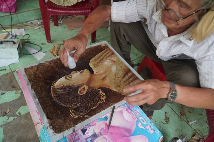Nói thì đơn giản là thế, nhưng ông cho biết người làm tranh cần thật sự kiên nhẫn và tỉ mỉ.
