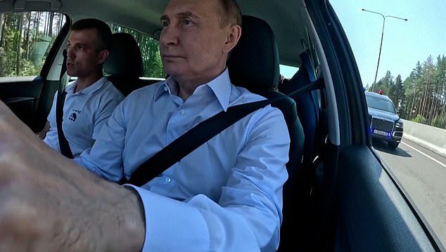 Ông Putin tự lái xe Lada Aura khi tham gia sự kiện khánh thành tuyến đường cao tốc mới.