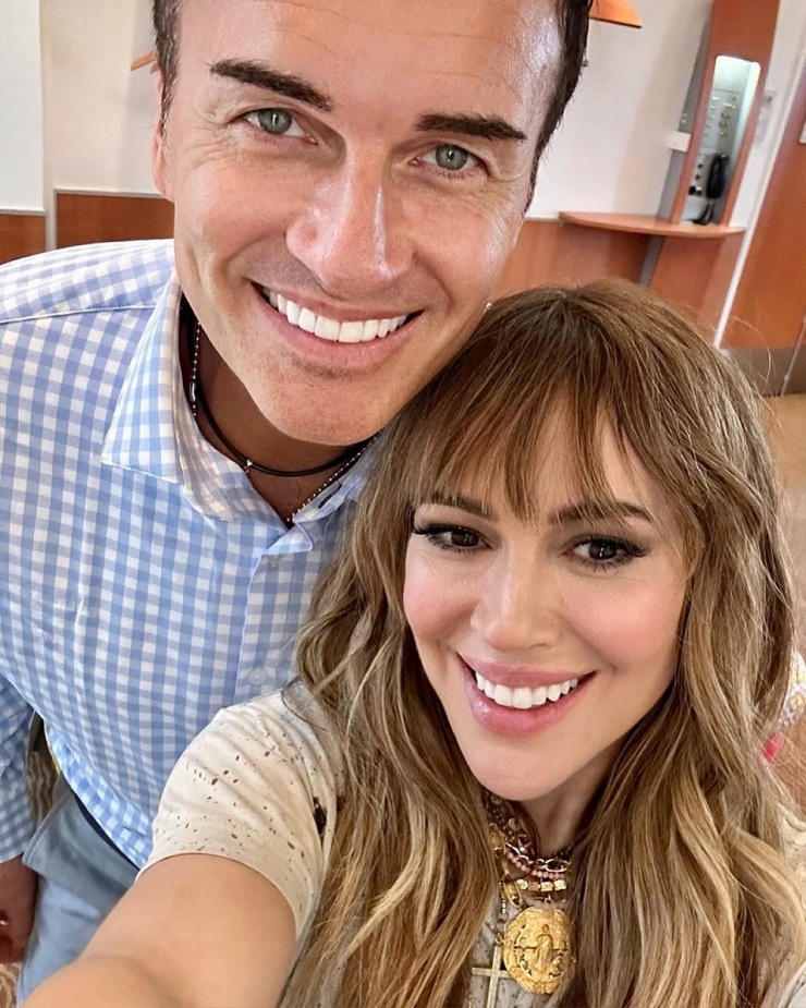 McMahon và "người tình màn ảnh" Alyssa Milano chụp selfie tại sự kiện ở Pháp năm 2023. Ảnh: Instagram Alyssa Milano