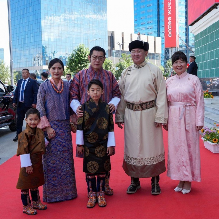 Gia đình hoàng gia Bhutan được Tổng thống Mông cổ, Khurelsukh Ukhnaa, và Đệ nhất phu nhân Bolortsetseg Luvsandorj tiếp đón. Họ cũng tham dự nhiều sự kiện đặc sắc, ý nghĩa nhằm tăng cường mối quan hệ hợp tác, hữu nghị giữa hai quốc gia.