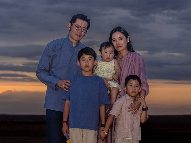 Cũng trong chuyến thăm, Quốc vương Jigme Khesar Namgyel và Hoàng hậu Jetsun Pema tranh thủ đi ngắm cảnh đẹp Mông Cổ, dành thời gian vui chơi bên các con.