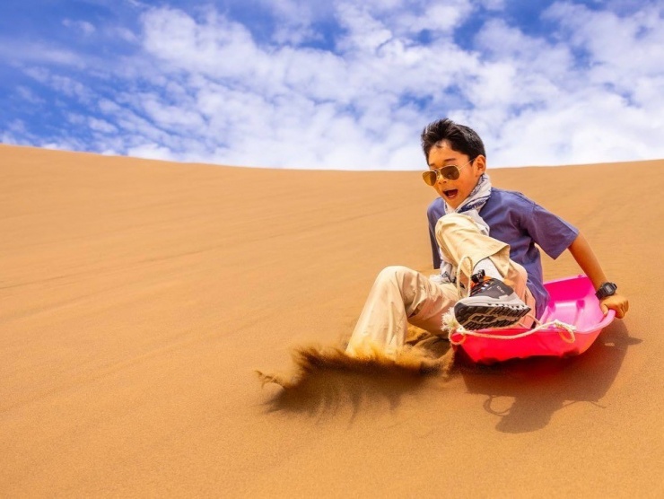 Thái tử Jigme hào hứng khi trượt cát.