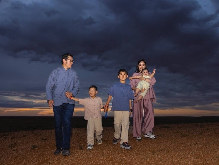 Theo trang Instagram của Hoàng hậu Jetsun Pema, những bức ảnh trên đều do Gan Ulzii Gonchig - nhiếp ảnh gia của tổng thống Mông Cổ - chụp tại sa mạc Gobi.