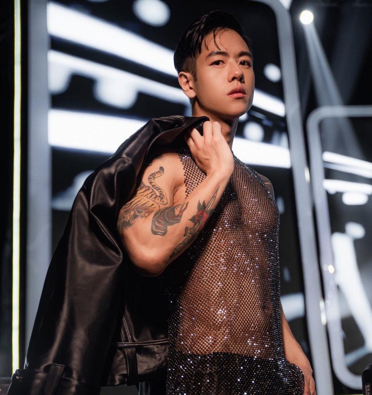 Michael Trương diện áo lưới xuyên thấu từ NTK Trương Thanh Phong. Bộ áo được điểm thêm hạt lấp lánh để tăng sức hút thị giác.