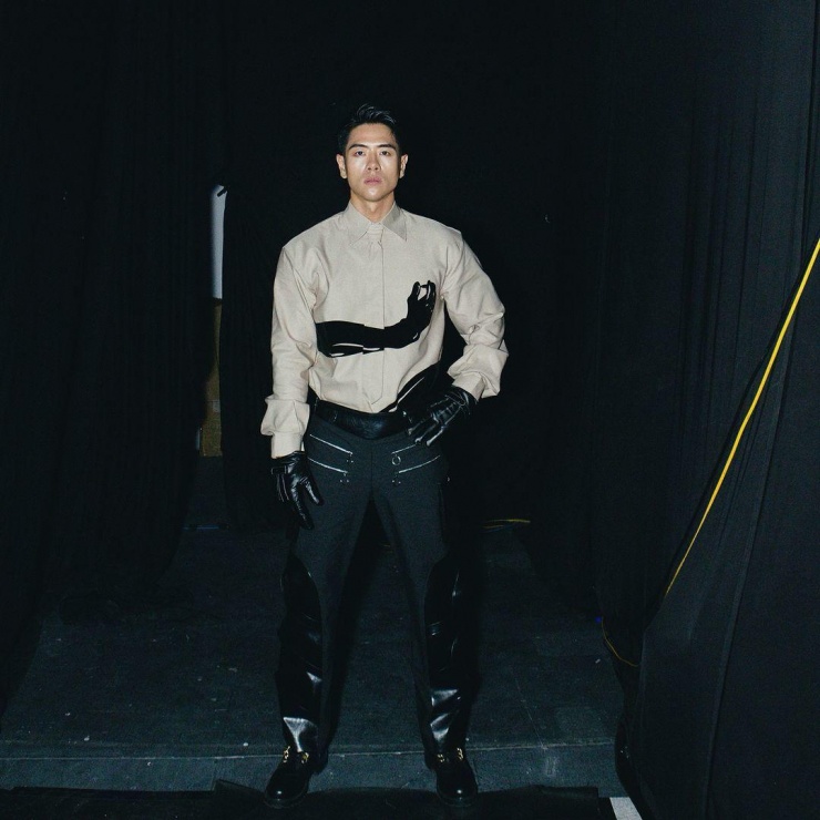 Michael Trương lên đồ chỉn chu khi tham dự các sự kiện, thường thông qua stylist trong nước để có outfit vừa ý. Anh diện áo sơ mi in hình bàn tay, phối găng tay lẫn quần da.