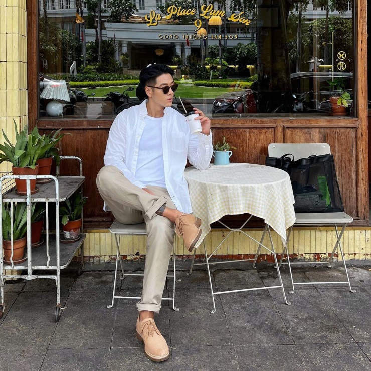 Michael chủ yếu chọn các gam màu trung tính khi ra ngoài, ưu tiên thiết kế thoải mái.