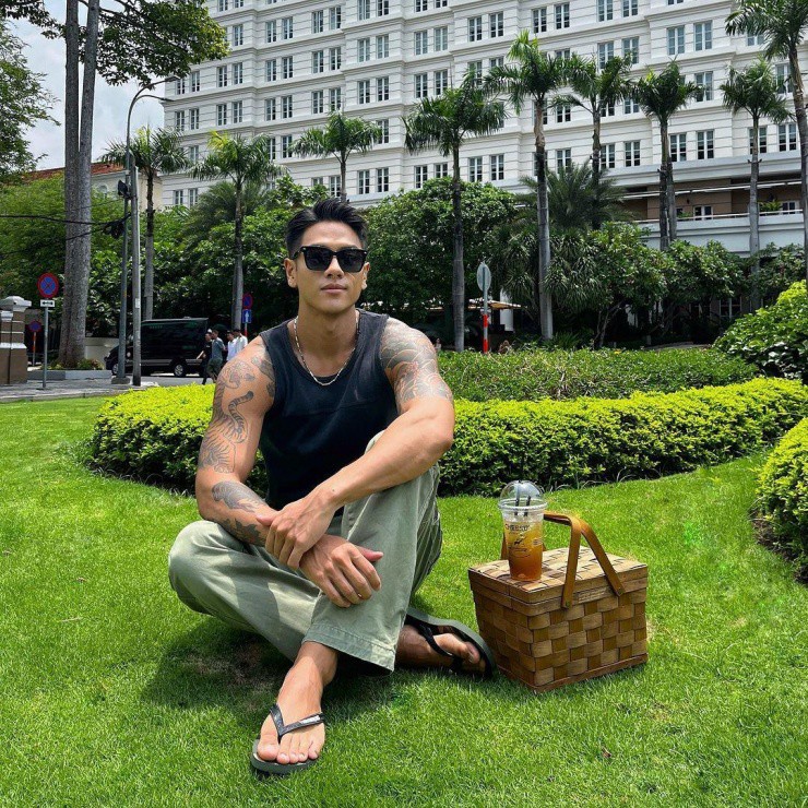 Áo ba lỗ, quần suông đứng là cách mix đồ 'kinh điển' của các chàng trai khi đi chơi và Micheal Trương không phải ngoại lệ.