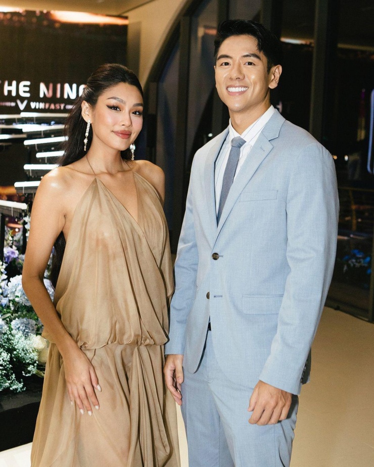 Michael chụp hình với á hậu Thảo Nhi Lê. Bộ suit xanh pastel giúp anh tôn vẻ lịch lãm.