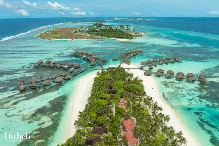 Xen giữa các khối nhà resort là sắc xanh của thảm thực vật trên đảo.