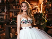 Thời trang - 'Gái bốn con' Blake Lively khoe vóc dáng với bra top