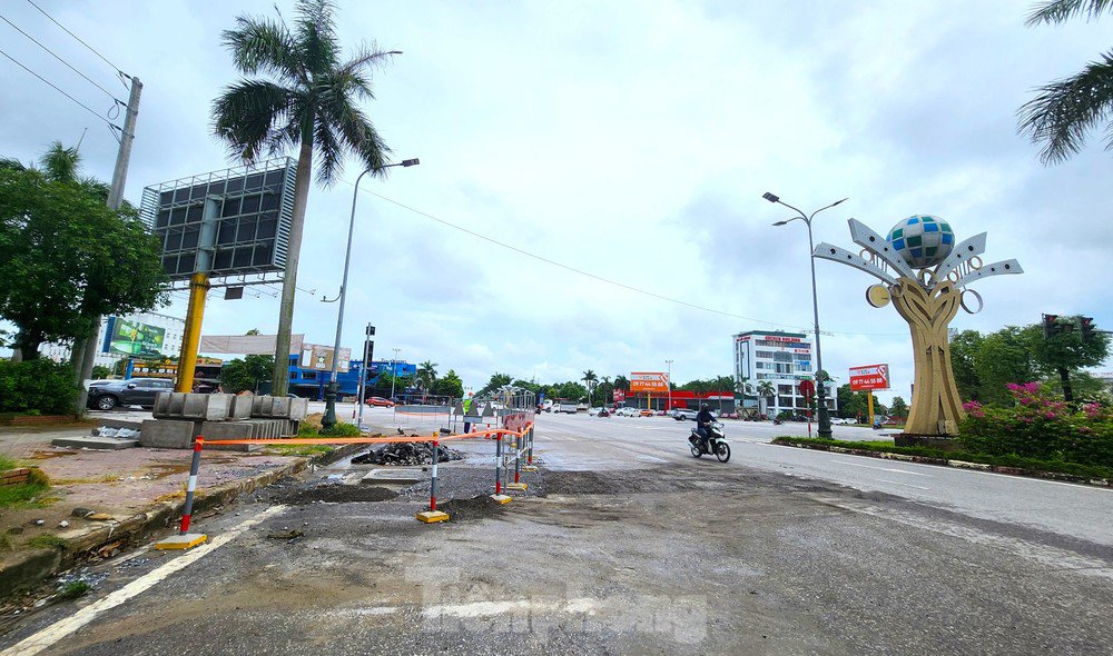 Tai nạn kinh hoàng: Người đàn ông đâm thẳng vào công trình đang thi công, bị thương nặng