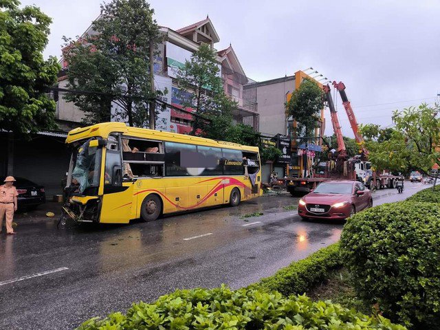 Vụ Va Chạm Ngay Đầu Giờ Trên Phố Hồng Lĩnh, Gần Chục Hành Khách Hốt Hoảng Tìm Đường Thoát