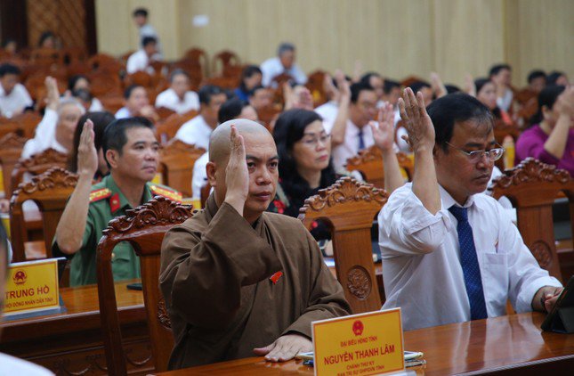 Mưa lớn, Phú Quốc và Rạch Giá ngập sâu do hệ thống thoát nước xuống cấp, rác thải gây cản trở