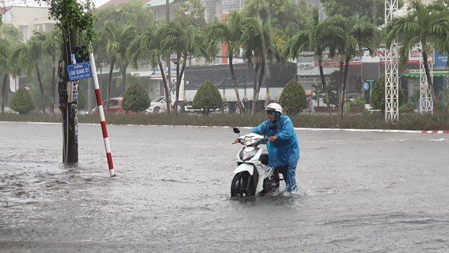 Mưa lớn, Phú Quốc và Rạch Giá ngập sâu do hệ thống thoát nước xuống cấp, rác thải gây cản trở