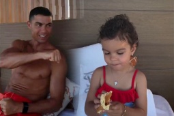 Bóng đá - Ronaldo khoe khoảnh khắc đáng yêu cùng con gái &quot;rượu&quot;, hút 45 triệu lượt xem