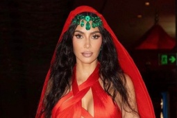 Thời trang - Kim Kardashian bị chỉ trích vì mặc đầm đỏ dự cưới con trai tỷ phú giàu nhất châu Á