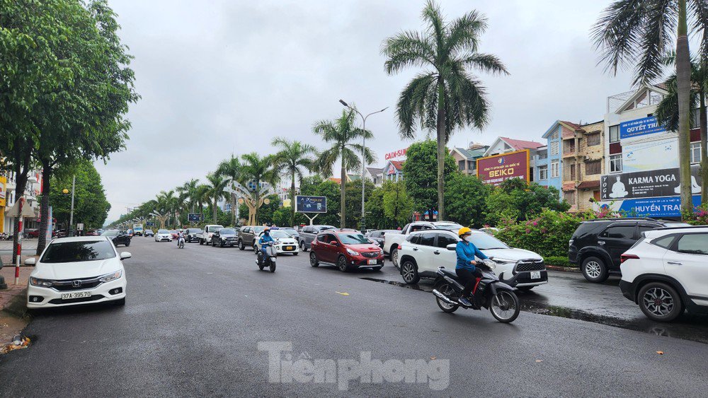 Tai nạn kinh hoàng: Người đàn ông đâm thẳng vào công trình đang thi công, bị thương nặng