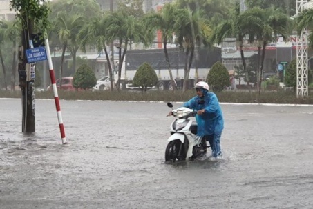 Ngập sâu ở Phú Quốc và Rạch Giá: Hệ thống thoát nước lạc hậu và ý thức kém