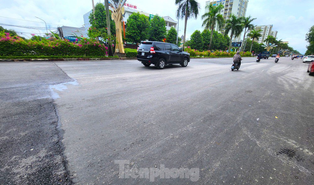 Nhiều điểm mặt đường chưa được triển khai thi công. Nhiều điểm thảm mặt đường không đồng bộ tạo thành gờ nhấp nhô khiến người đi đường "khó chịu".