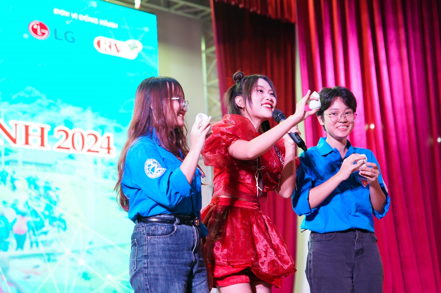 Lấy tiếng hát làm nguồn cảm hứng tích cực, Phương Mỹ Chi tiếp tục hành trình mang lại niềm vui và sự phấn khởi cho các bạn trẻ sinh viên tại trường Đại học Kinh tế Quốc dân (Hà Nội).