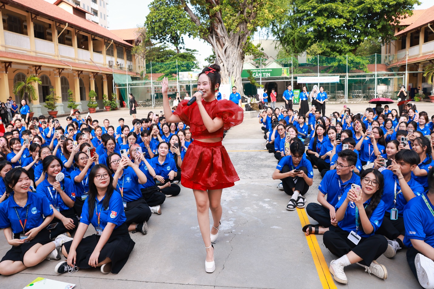 Ca sĩ Phương Mỹ Chi biểu diễn ca khúc chủ đề của chiến dịch.