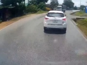 Ô tô - Clip: Ô tô dừng đột ngột giữa đường, xe tải phanh dúi dụi húc vào đuôi