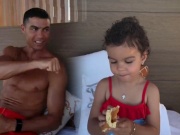 Bóng đá - Ronaldo khoe khoảnh khắc đáng yêu cùng con gái &quot;rượu&quot;, hút 45 triệu lượt xem