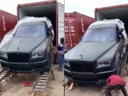 Ô tô - Clip: "Thót tim" cảnh đưa xe Roll Royce ra khỏi container