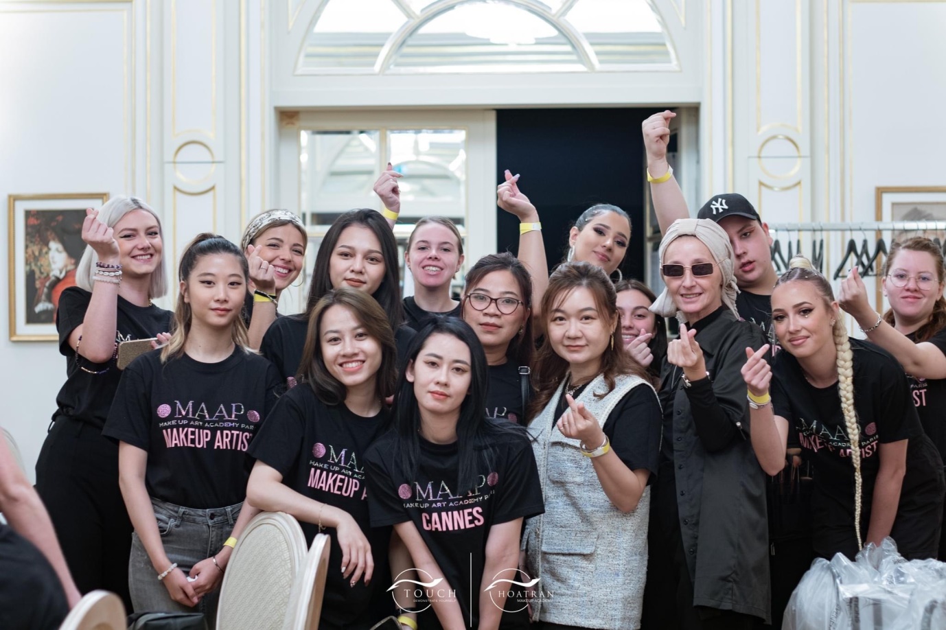 Team Makeup Artist tại HoaTran tham gia Paris Fashion Show tại Pháp