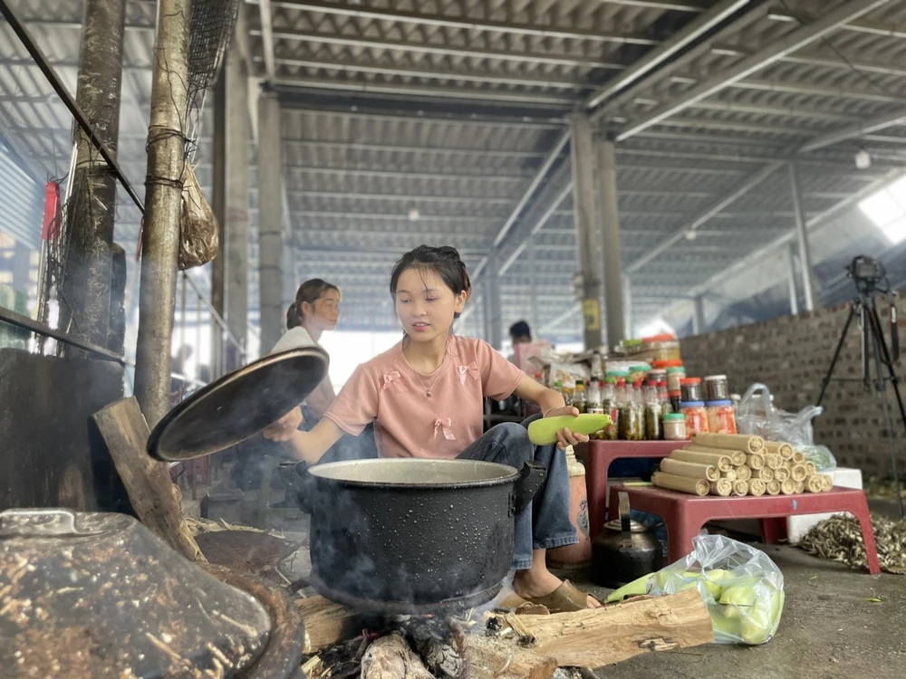 Sạp hàng nhỏ của gia đình nữ sinh dân tộc Mường Đinh Thị Xuyến - người đã đạt 3 điểm 10 trong kỳ thi tốt nghiệp THPT 2024. Ảnh: NVCC