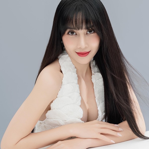 Được biết cách đây 4 năm, nữ ca sĩ gốc Nam Định từng sang Hàn Quốc phẫu thuật thẩm mỹ. Người đẹp chia sẻ, vì muốn tự tin hơn sau khi sinh con, cô đã giấu gia đình ra nước ngoài "trùng thu" nhan sắc khiến mẹ ruột khóc 3 ngày liền và bị chồng giận 1 tuần lễ.