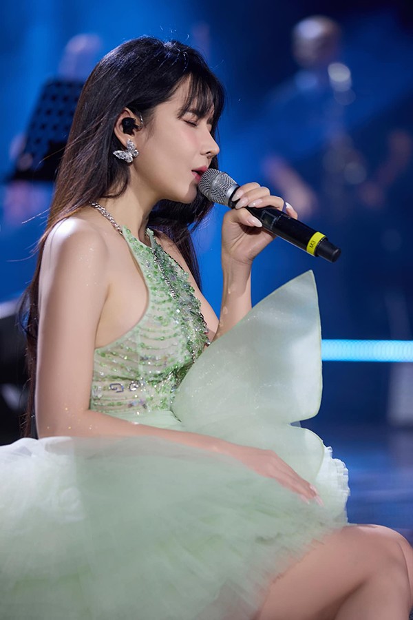 Gương mặt của Lưu Hương Giang thanh thoát và khác lạ hơn xưa rất nhiều.