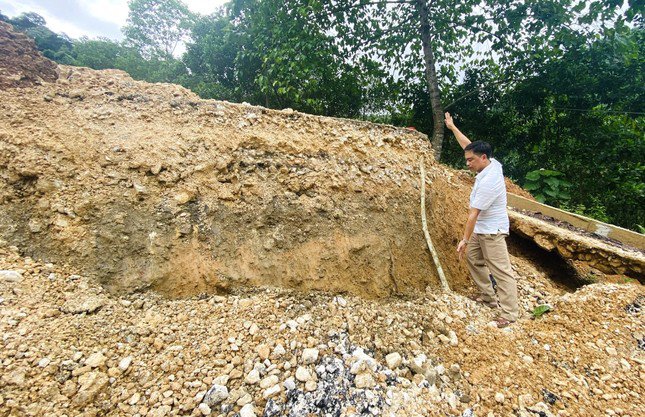 Quốc lộ 16 đoạn qua Dốc Chuối sụt lún sâu hơn 2,76m, buộc phải cấm đường và di dời dân