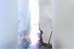 Phi thường - kỳ quặc - Clip: Bị điện giật, một người trong đoàn rước lễ tử vong