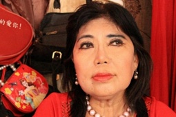 Bạn trẻ - Cuộc sống - Xôn xao nữ thợ may 30 năm không ngủ, dân mạng tò mò đến xem thực hư