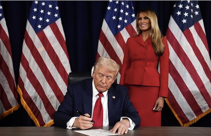 Cựu Đệ nhất phu nhân Melania đứng bên cạnh khi ông Trump ký giấy tờ để chính thức trở thành ứng viên đảng Cộng hòa tranh cử tổng thống Mỹ.