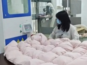 Thị trường - Tiêu dùng - Dịch vụ cải tạo áo cũ thành chăn lông vũ “gây sốt”, giá rẻ gấp 2-3 lần mua mới