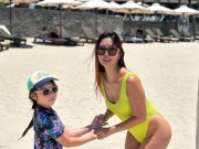 Thời trang - Hà Anh diện bikini khoét hông cao sau một tháng sinh con